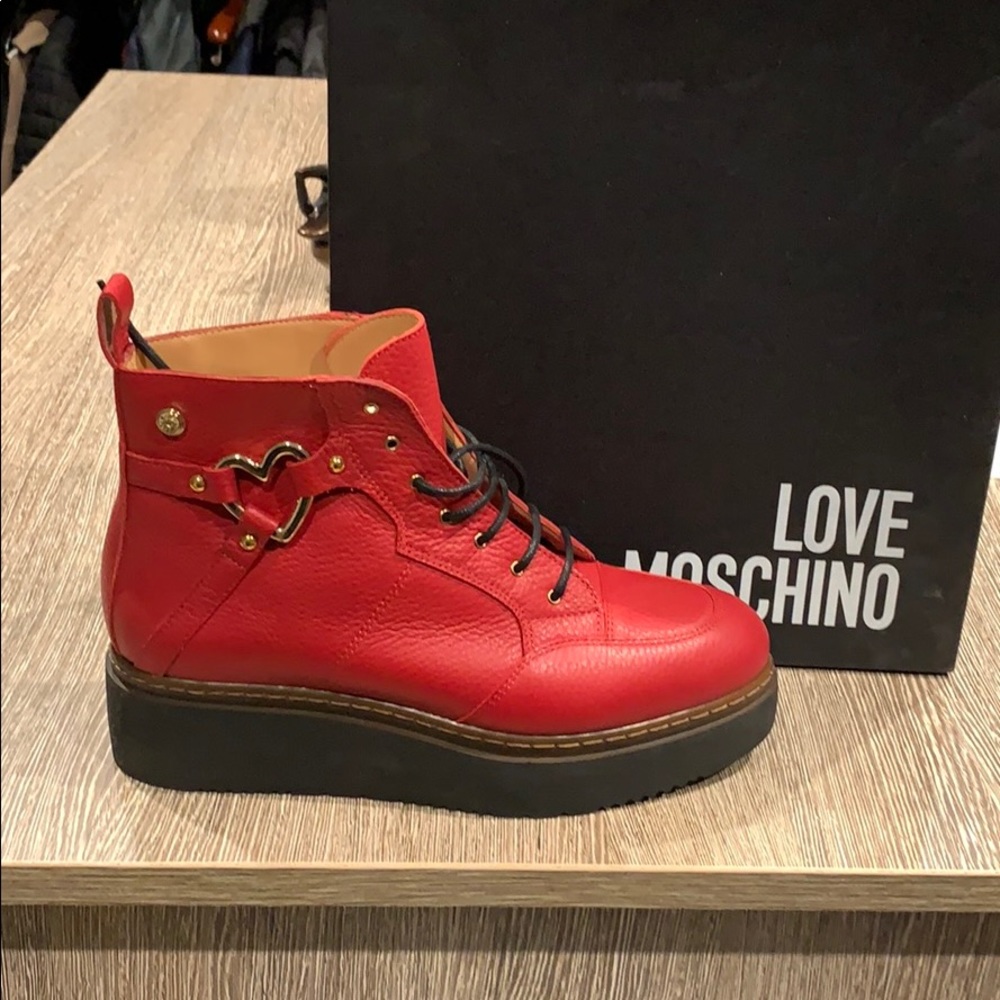 Bnwot platform ankle boot.